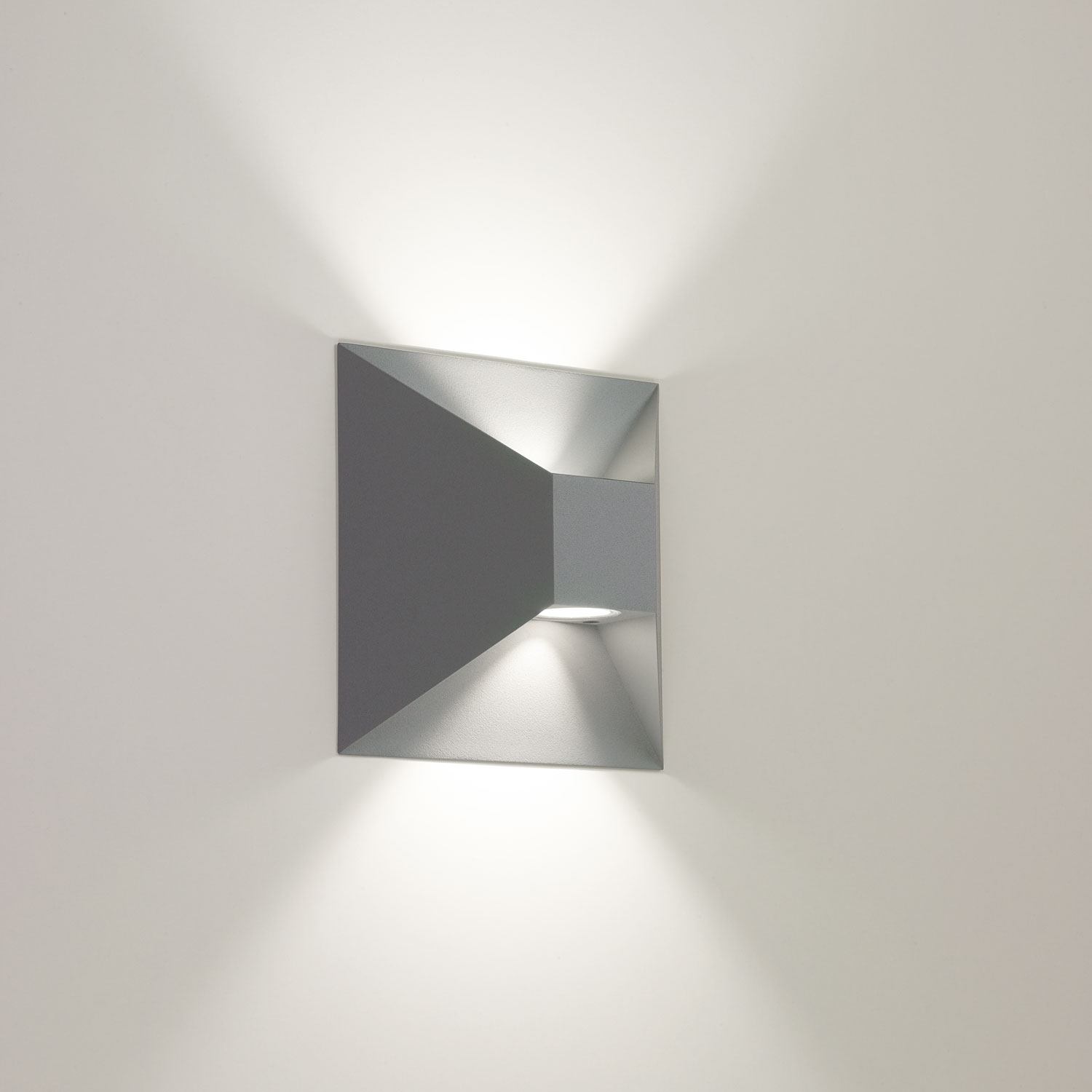Delta Light 271 06 92 N LOGO 927, dark grey, 100-240V 50-60Hz, CRI 90, Галогенные Белый (+2700K), 360 lm 7 W 52 lm W, накладной настенный светильник, Delta Light, Бельгия Delta Light 271 06 92 N LOGO 927, dark grey, 100-240V 50-60Hz, CRI 90, Галогенные Белый (+2700K), 360 lm 7 W 52 lm W, накладной настенный светильник, Delta Light, Бельгия