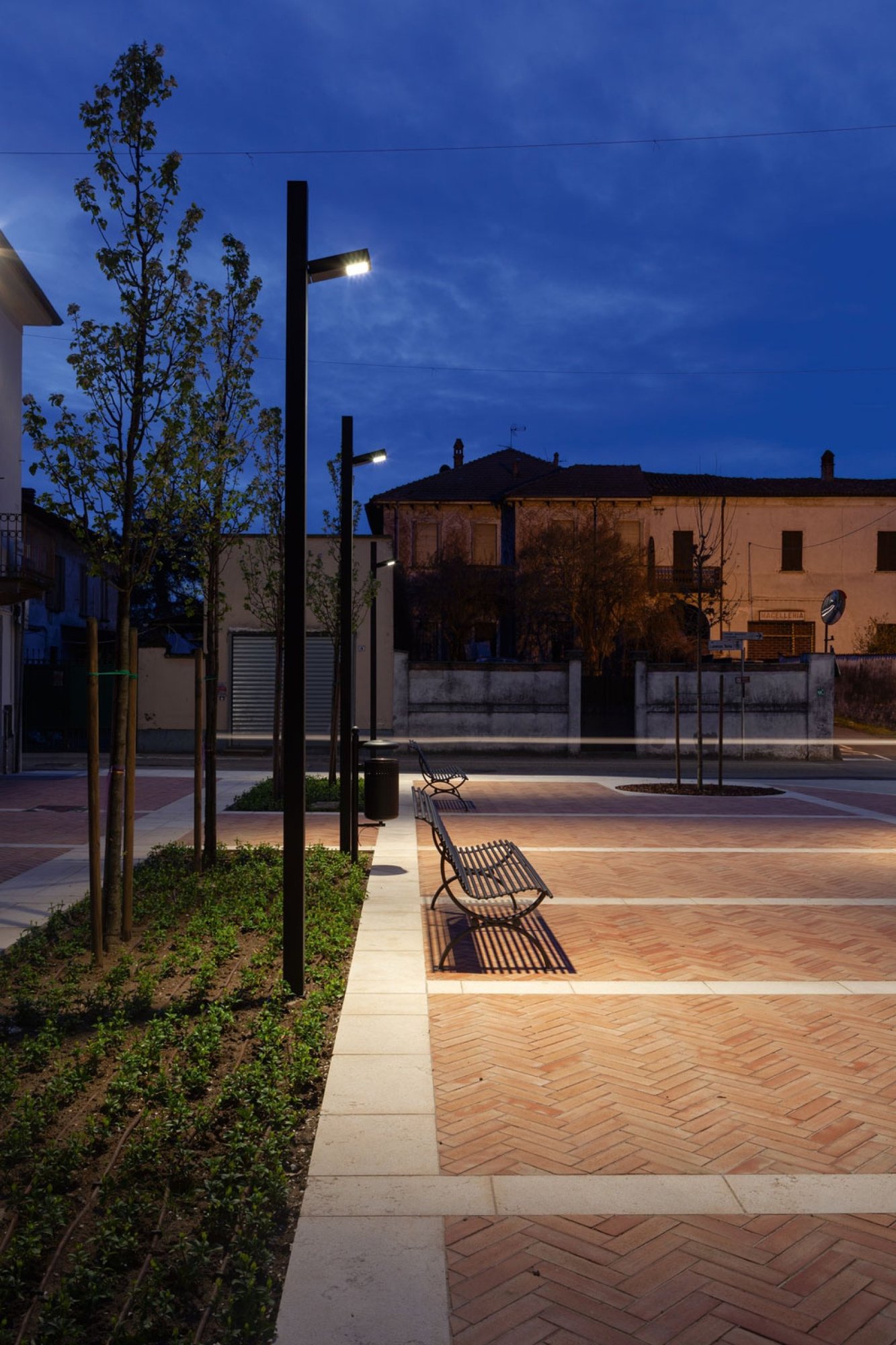 POLESANO 4M - 21L ANCHORED Pole Delta Light 3
