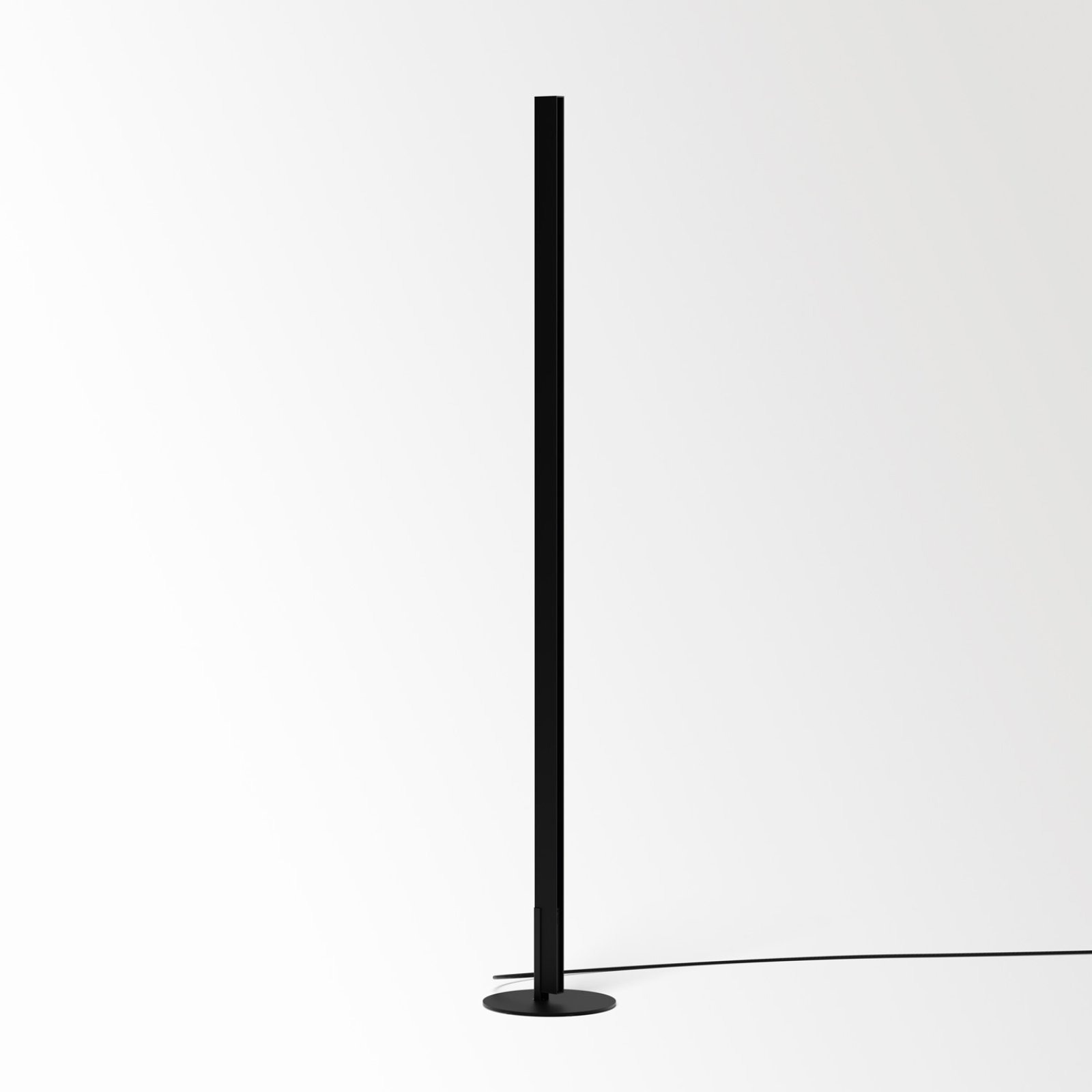 SLM26H F 927 MDL WD B черный Delta Light торшер