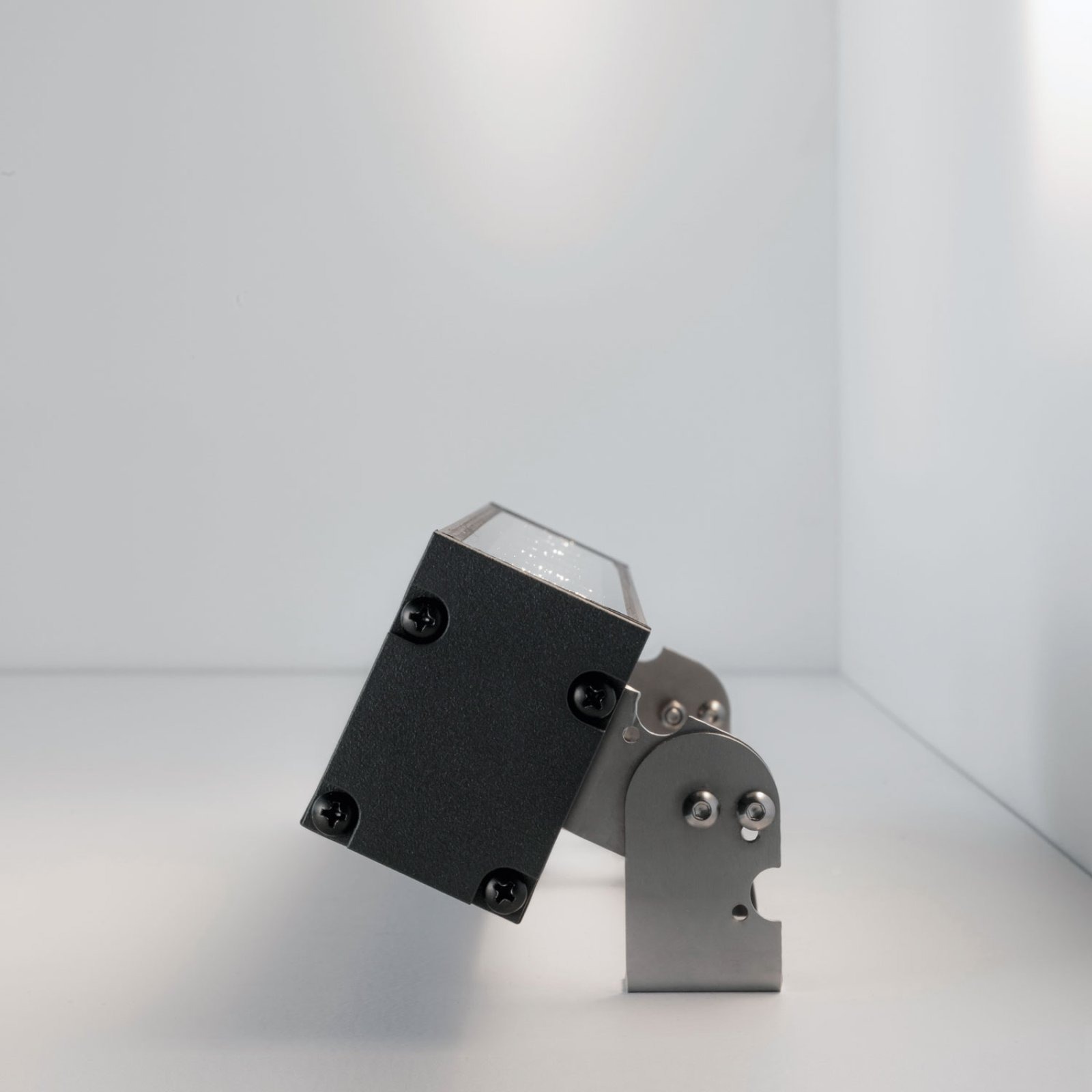 Линейный грунтовый светильник LOGIC LINEAR ON WALL GRAZER Delta Light 30829 XXX5 5